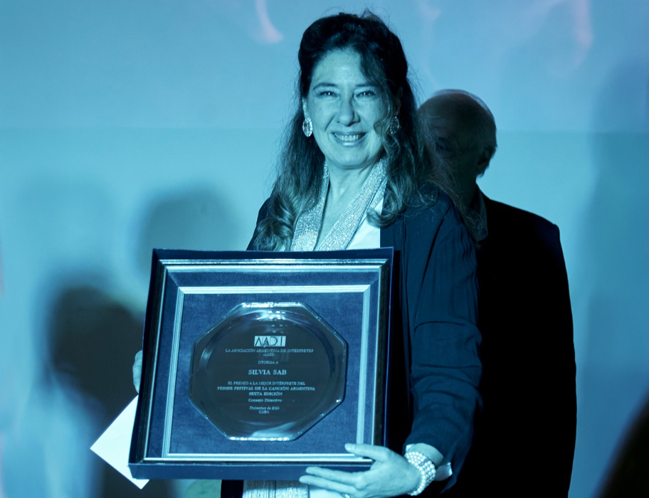 Entrega de premio al Mejor Intérprete del Primer Festival de la Canción Argentina